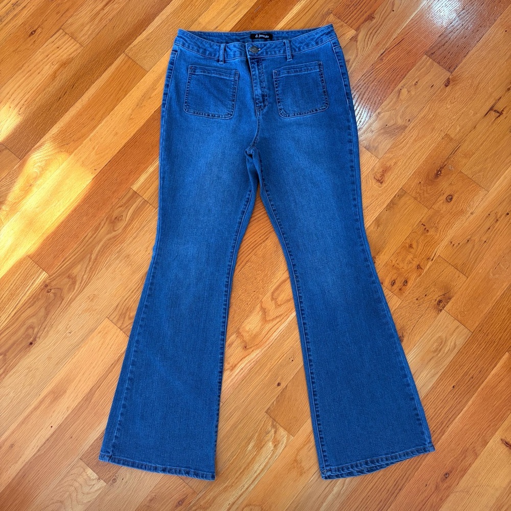 D. Jeans high waisted flare